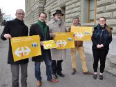 Die SMV-Delegation reicht die SBB-Petition ein:  Michael Töngi, Balthasar Glättli, Carlo Sommaruga und Alexandra Graf von der Bundeskanzlei (v.l.n.r.)