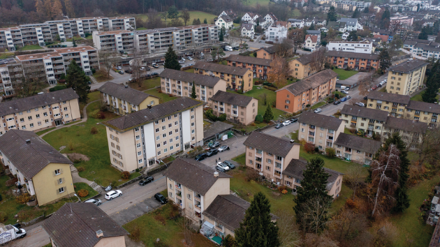 Die Siedlung Bergacker in Zürich-Affoltern (vorne im Bild) gehört je etwa zur Hälfte der gemeinnützigen AG Habitat 8000 und der Swiss Life.