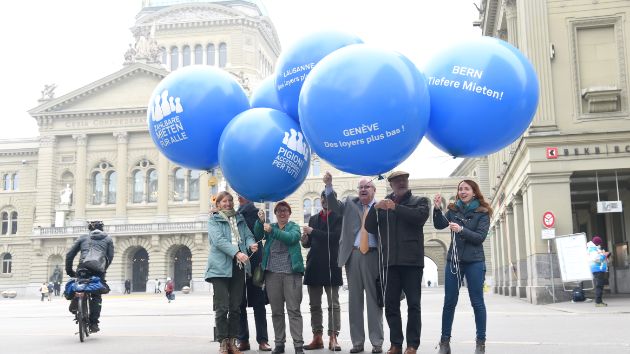 Holen wir die Mieten runter! Unsere Ballonaktion vor dem Bundeshaus in Bern.